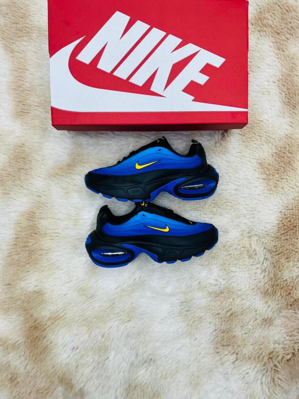 NIKE SNEAKERS